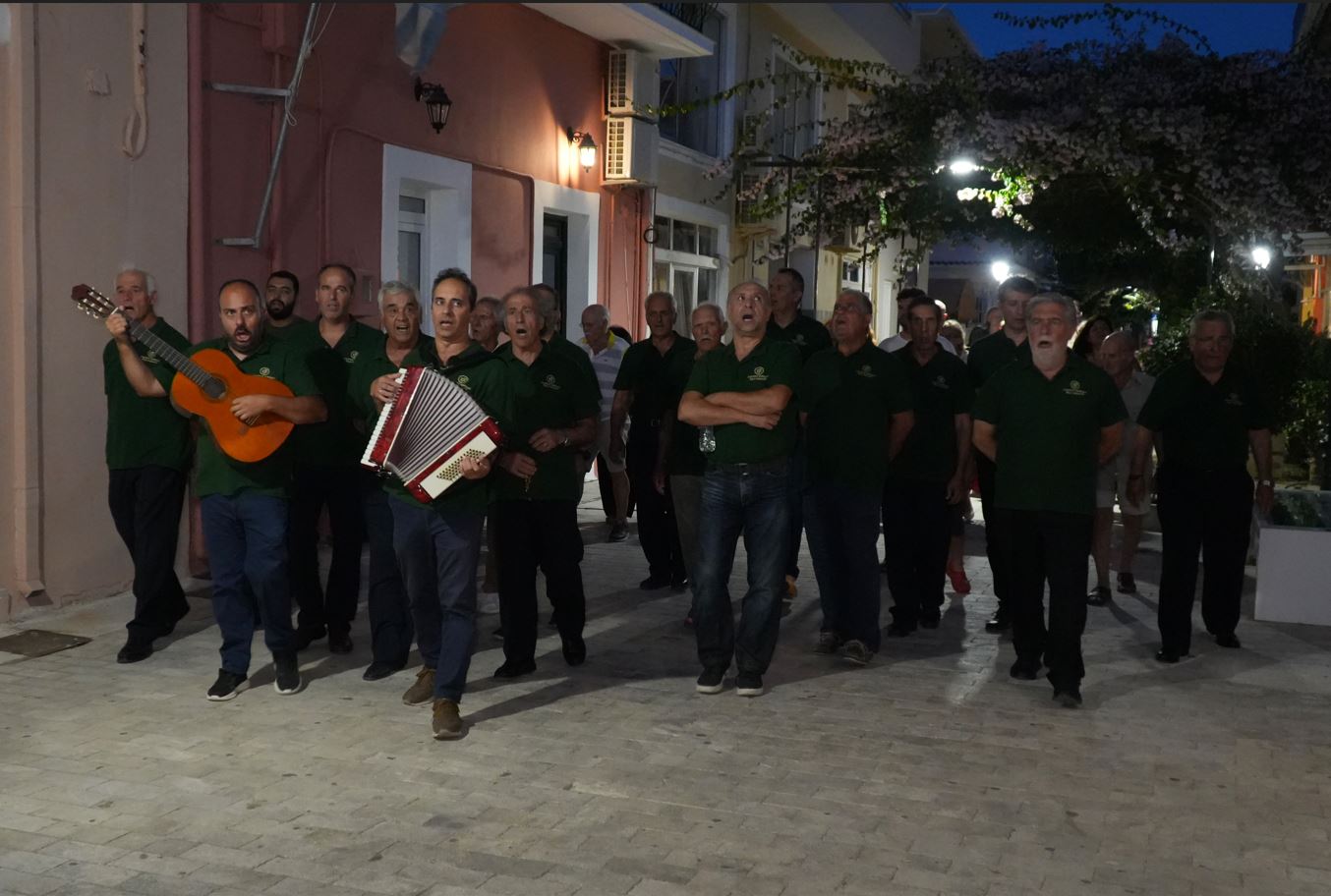 Το Ληξούρι γέμισε μελωδίες στην κανταδόρικη περατζάδα της Ανδρικής Δημοτικής Χορωδίας