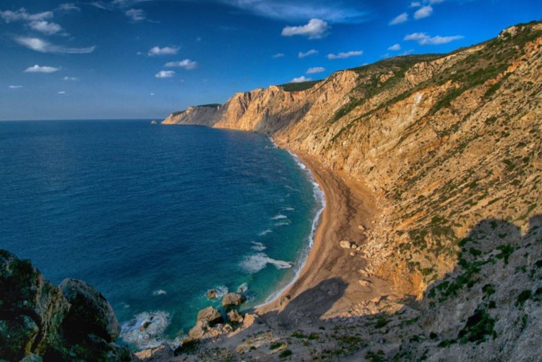 Αίσιο τέλος στον απεγκλωβισμό νεαρής τουρίστριας στην Πλατιά Άμμο – Μεγάλη κινητοποίηση της Πυροσβεστικής