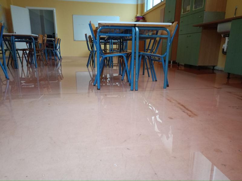 «Λίμνες» τα προαύλια σχολείων στο Αργοστόλι - Επικίνδυνες σχολικές υποδομές