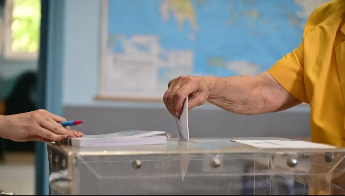 Δημοσκόπηση Opinion Poll: Πρώτη η ΝΔ με 30,5%, δεύτερος ο Τσίπρας με 15,5%, τρίτη η Καρυστιανού με 12,6%, στο 10,5% το ΠΑΣΟΚ