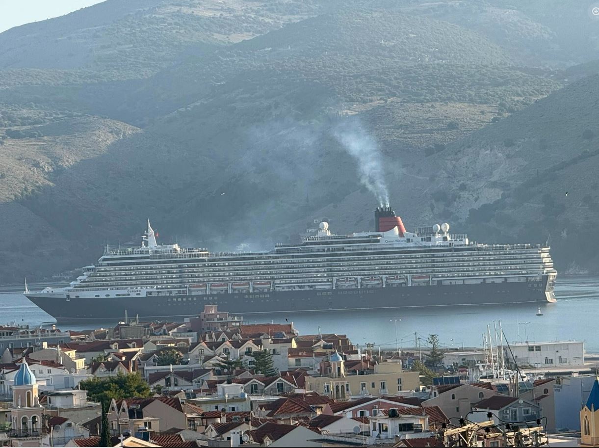 Το QUEEN VICTORIA στο Αργοστόλι – Πάνω από 2.000 επιβάτες «πλημμύρισαν» την Κεφαλονιά