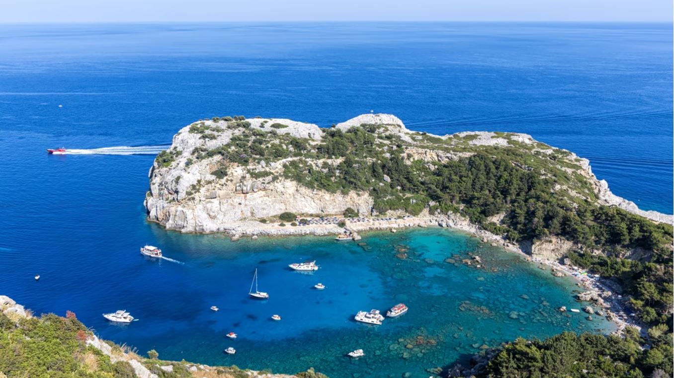 Ρόδος: Καταγγελίες για αυθαίρετες ξαπλώστρες και ομπρέλες στην εμβληματική παραλία «Άντονι Κουίν»