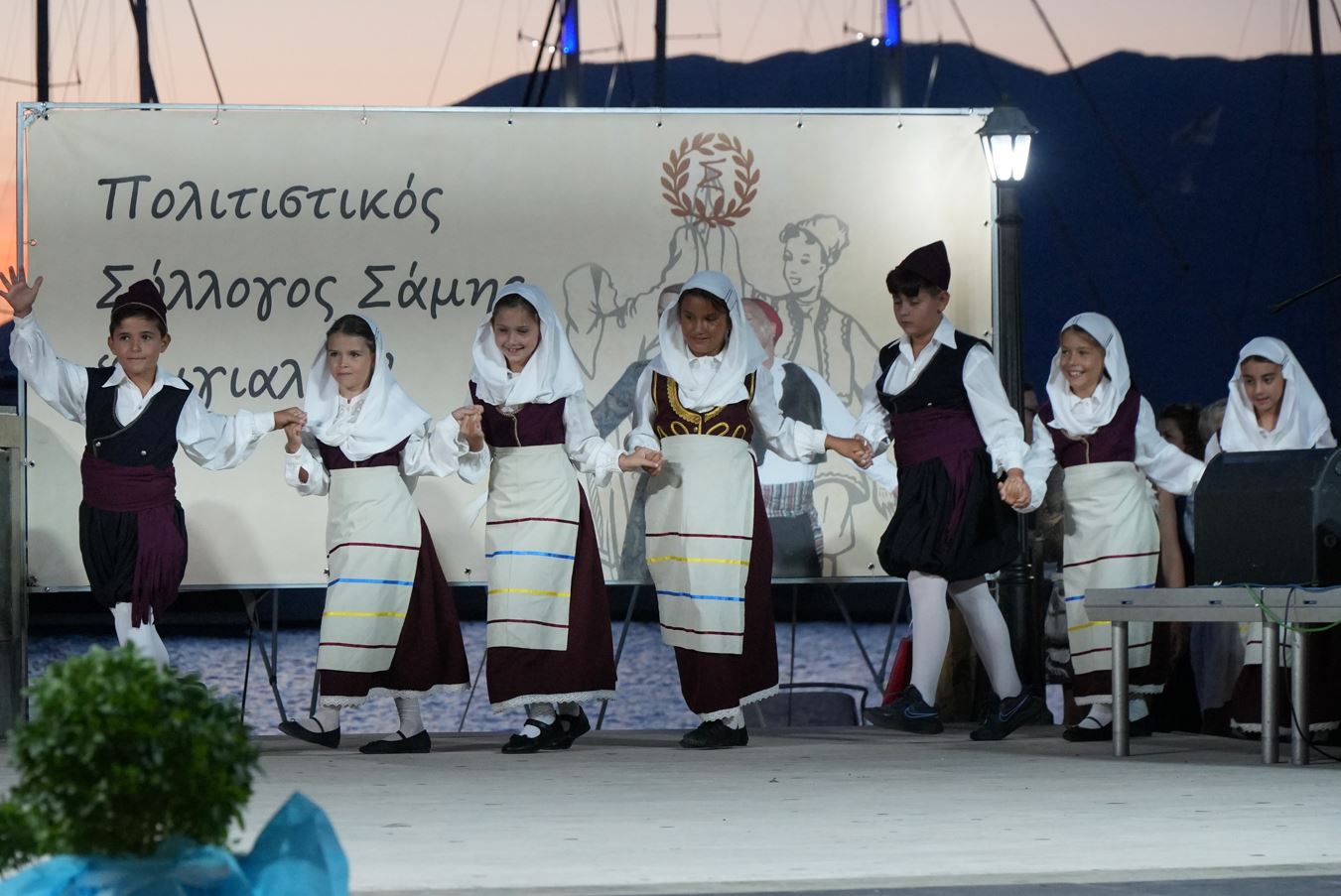 Η Σάμη χόρεψε παράδοση – Ξεκίνησε το Φεστιβάλ Παραδοσιακών Χορών “Ο Αιγιαλός εις τον γιαλό της Σάμης”