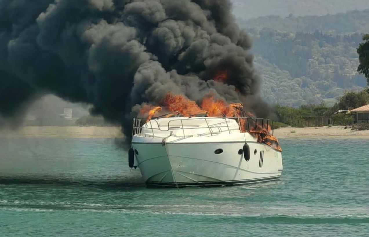 Ολοσχερώς κάηκε σκάφος στη Λευκάδα – Σώοι οι τρεις επιβαίνοντες (video)