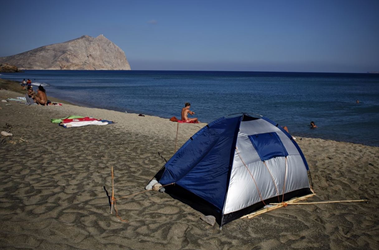 Κρήτη: Νεοδιόριστη εκπαιδευτικός έμενε με την 4χρονη κόρη της σε σκηνή – Δεν έβρισκε σπίτι να μείνει