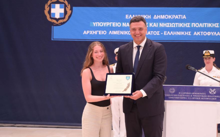 Το Υπουργείο Ναυτιλίας τίμησε τη Σοφία Κασπίρη για τη διάσωση επτά ανθρώπων στην Κεφαλονιά