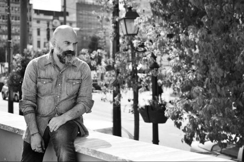 Σπύρος-Ανδρέας Παπαδάτος στο Kefalonia Post: «Ο τόπος που γεννιέσαι είναι το νήμα της ύπαρξής σου» – Η «Μελισσάνθη», η Κεφαλονιά και η επιστροφή στις ρίζες