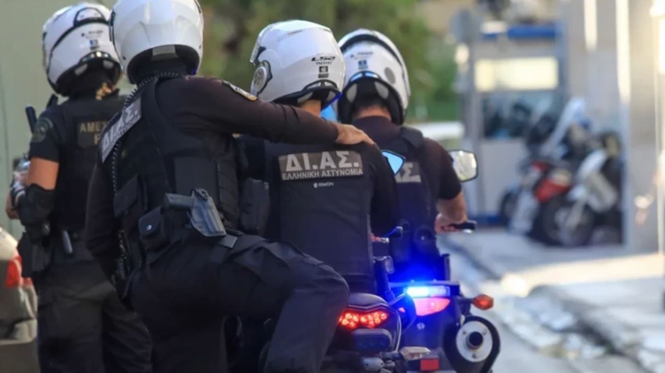 Βόλος: Συνελήφθη αστυνομικός για δωροληψία – Ζήτησε 700 ευρώ από οδηγό για να επιστρέψει τις πινακίδες