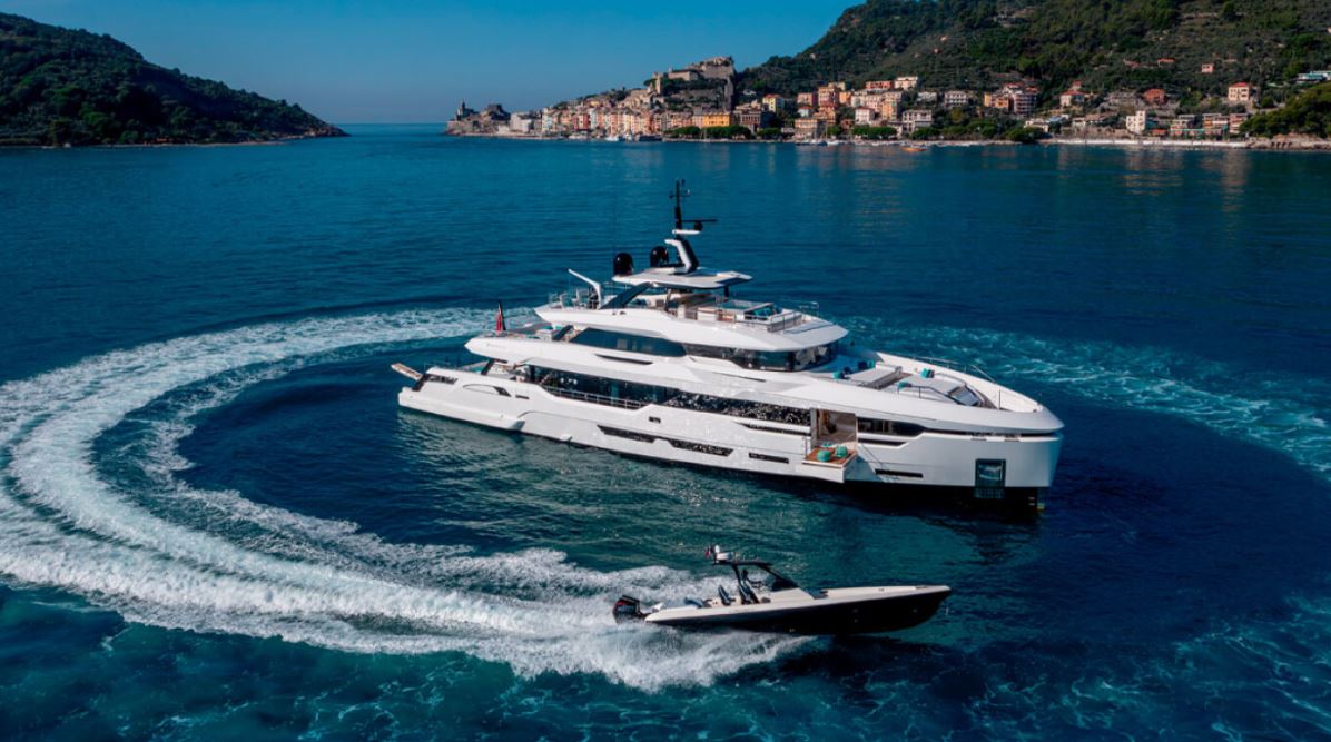 DOM133: Το superyacht παλάτι με ελληνική υπογραφή που κατέκτησε τον κόσμο - Έχει διώροφο beach club και πισίνα, δείτε φωτογραφίες