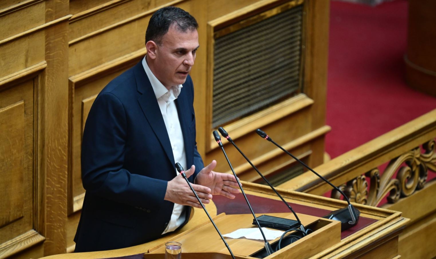 Μείον μία ακόμη έδρα για τον ΣΥΡΙΖΑ μετά την παραίτηση Καραμέρου