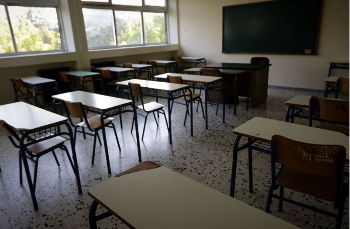 Παράθυρο αποκολλήθηκε και έπεσε σε μαθητή στο ΓΕΛ Νεοχωρίου στο Μεσολόγγι, μεταφέρθηκε στο νοσοκομείο