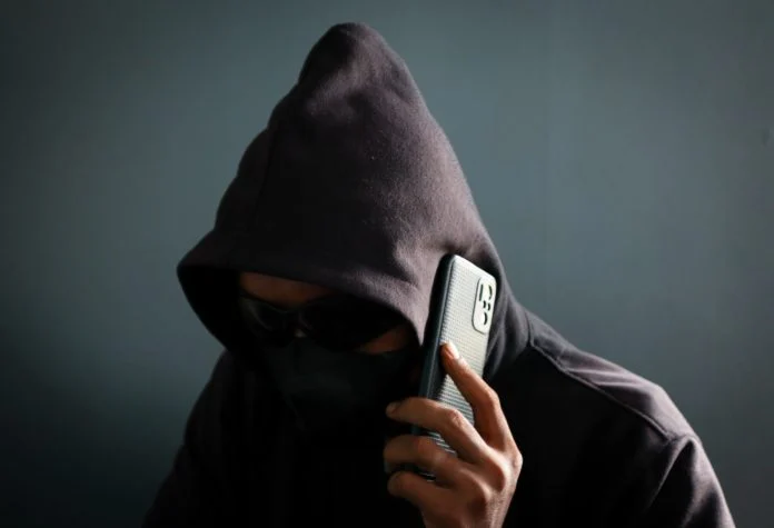 Διέπρατταν απάτες «κλωνοποιώντας» με ΑΙ φωνές συγγενών των θυμάτων τους – Πάνω από 1 εκατ. η λεία τους