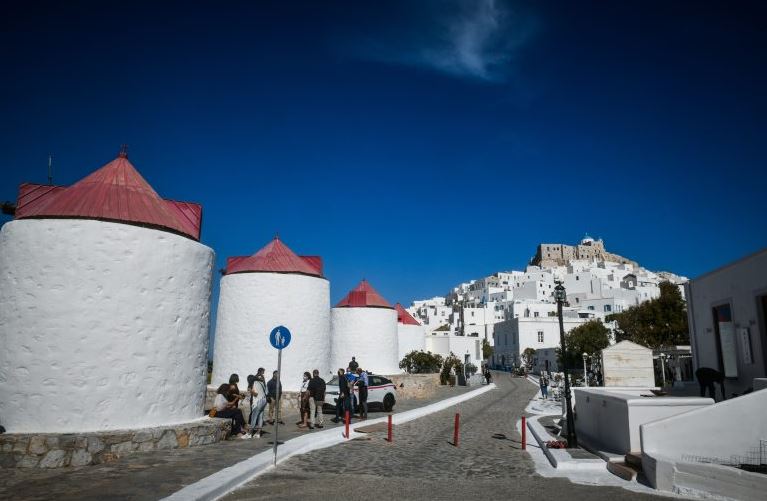Τουρισμός: Ρεκόρ εσόδων, αλλά με 80.000 κενά και «σκιές» στην εργασία