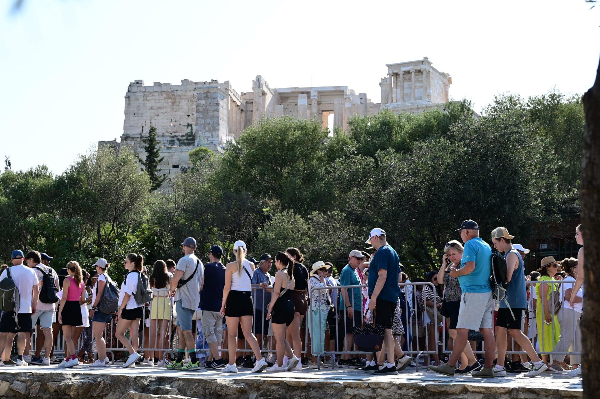 ΤτΕ: Εκρηκτική άνοδος των τουριστικών εσόδων το α’ δίμηνο – Ξεπέρασαν το 1 δισ.