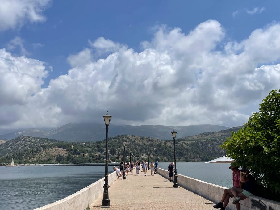Γέμισε κόσμο η γέφυρα του Αργοστολίου – Ελπιδοφόρες εικόνες για τη φετινή τουριστική σεζόν