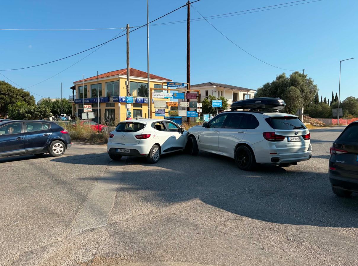 ΤΩΡΑ: Τροχαίο στο Σιναπιά– Σύγκρουση δύο αυτοκινήτων στη διασταύρωση