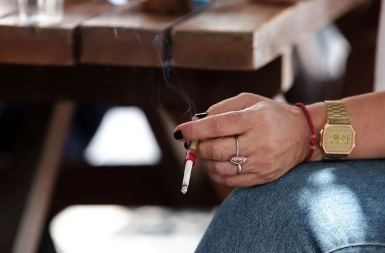 Παράνομο εμπόριο καπνικών: Η ευρωπαϊκή “σκιά” των 22 δισ. ευρώ και τα “απόνερα” των φόρων