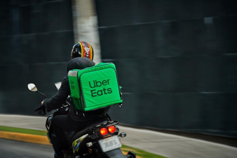 Η μάχη του delivery: Η Uber ετοιμάζεται να μπει στην ελληνική αγορά διανομής φαγητού
