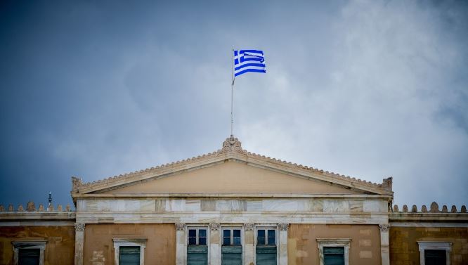 Στη Βουλή το πολυνομοσχέδιο ΥΠΕΘΟ: 150 ευρώ ανά παιδί, 72 δόσεις και «ξεκλείδωμα» λογαριασμών