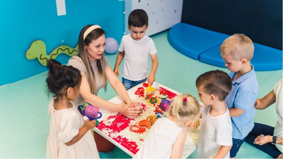 ΔΥΠΑ: Δωρεάν φιλοξενία για 1.541 παιδιά σε 28 βρεφονηπιακούς σταθμούς – Έρχονται 206 νέες θέσεις