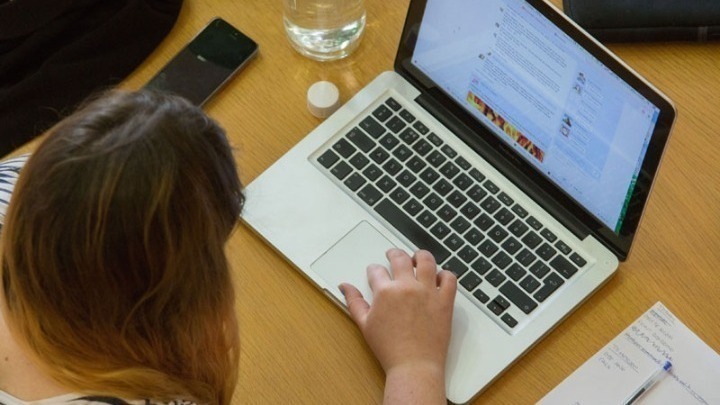 Τεχνολογία: 7 ώρες online, 44 χρόνια σε οθόνες: Η νέα πραγματικότητα της ψηφιακής ζωής