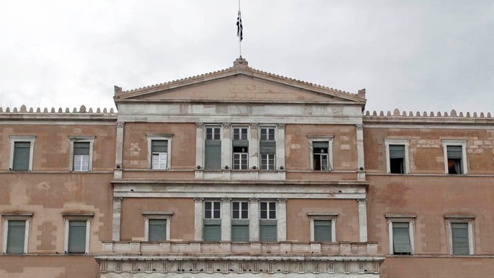 Στην Ολομέλεια η συζήτηση και ψήφιση του ν/σ του ΥΠΕΘΟΟ «Κοινωνικό Κλιματικό Ταμείο, Ταμείο Εκσυγχρονισμού και άλλες διατάξεις»