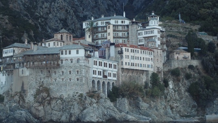 Άγιον Όρος: Μίνι λεωφορείο έπεσε στη θάλασσα στο λιμάνι της Δάφνης