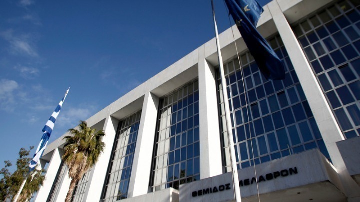 Ο εισαγγελέας του Αρείου Πάγου Κ. Τζαβέλλας παρέχει διευκρινήσεις για την εκταφή θυμάτων των Τεμπών