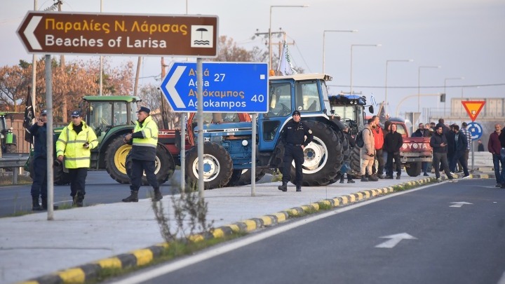Παραμένουν στους δρόμους οι αγρότες