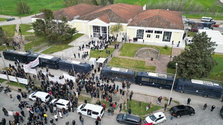 Σε εξέλιξη διαμαρτυρία έξω από την αίθουσα της δίκης για το σιδηροδρομικό δυστύχημα των Τεμπών