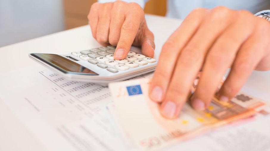 Μισθοί: Φόροι και εισφορές «τρώνε» σχεδόν το 40% των αποδοχών